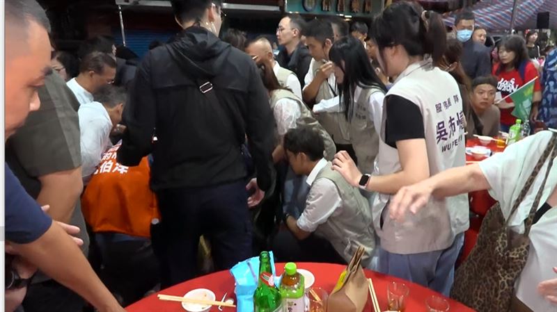 沈伯洋赴萬華廣照宮拜票時突遇意外,見阿嬤不適倒地,第一時間上前蹲下關切長者狀況。(圖/翻攝畫面)