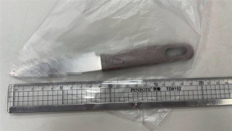 高雄左營辛亥路附近某超商,發生持刀傷人事件,一對夫妻發生爭執,丈夫范男持水果刀劃傷妻子及友人,遭警方逮捕送辦。(圖/翻攝畫面)
