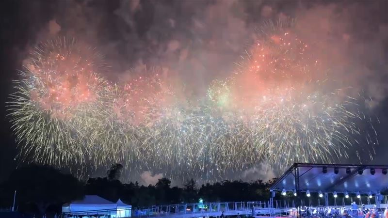 國慶焰火璀璨台東夜空　估逾5萬人湧市區