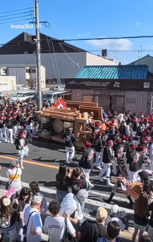 日本大阪祭典意外,山車翻覆2死16人輕重傷。(圖/翻攝自X平台 @RJDAIGOGO)