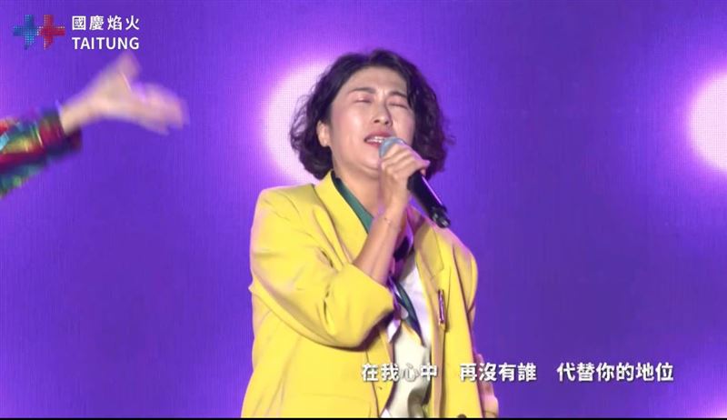 饒慶鈴唱到動情處,深情閉眼、全力飆唱,真性情模樣全被鏡頭捕捉。(圖/翻攝自三立新聞國慶直播)