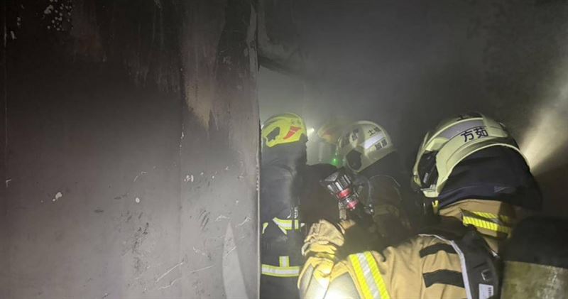 台南市安南區塩田六街萬通人力移工宿舍今日清晨發生火警,消防局出動32車68人灌救,306名外籍移工緊急疏散,其中8人靠緩降機垂降逃生,1樓起火房間燒得面目全非。(圖/翻攝畫面)