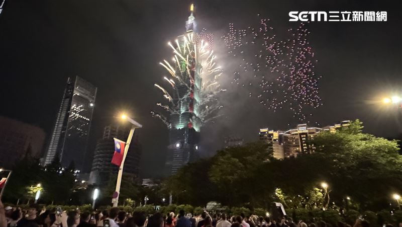 萬人擠爆信義區搶看台北101國慶展演。(圖/記者賴俊佑攝影)