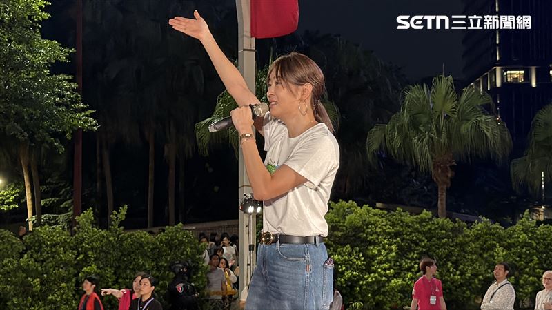 賈永婕國慶率眾喊：台灣民主自由爽啦！