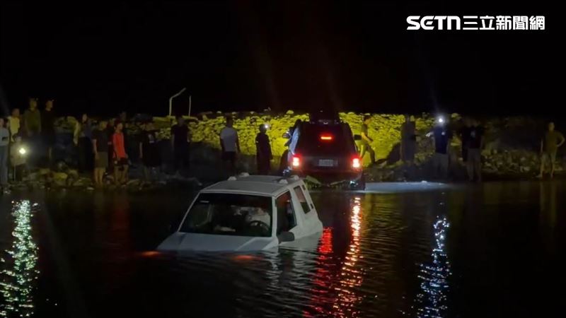國慶焰火在台東璀璨登場,白色吉普車想要近距離欣賞,未料車輛卻在涉水時拋錨熄火。(圖/民眾提供)