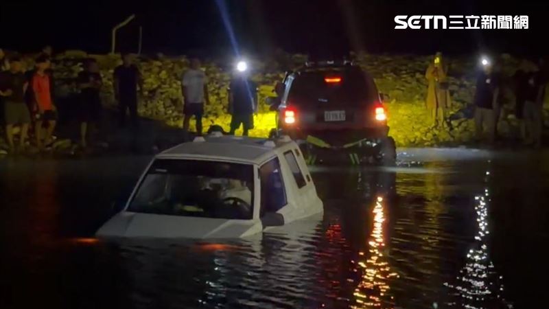 搶看台東國慶焰火！吉普車涉水慘拋錨熄火