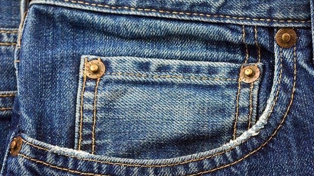牛仔褲右側前口袋上,留有一個「小1號」的口袋的用途是什麼?專家給答案。(示意圖/PIXABAY)
