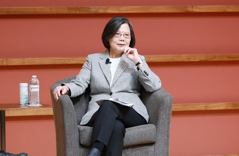前總統蔡英文美國時間8日出席史丹佛大學胡佛研究所舉辦的座談，並與胡佛研究所資深研究員戴雅門（Larry Diamond）對談。（蔡英文辦公室提供）（圖／中央社）