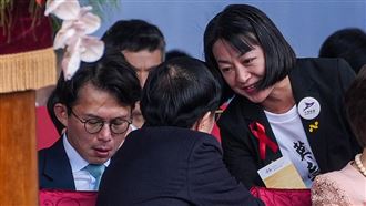 國慶這幕網笑翻　王婉諭穿這件坐黃國昌旁