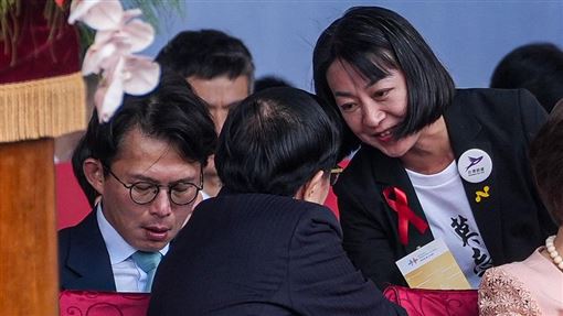 國慶大會　王婉諭與陳水扁握手中華民國115年國慶大會10日上午在總統府前舉行，時代力量黨主席王婉諭（右）出席觀禮，向前總統陳水扁（前左，背對者）致意。中央社記者鄭清元攝　115年10月10日