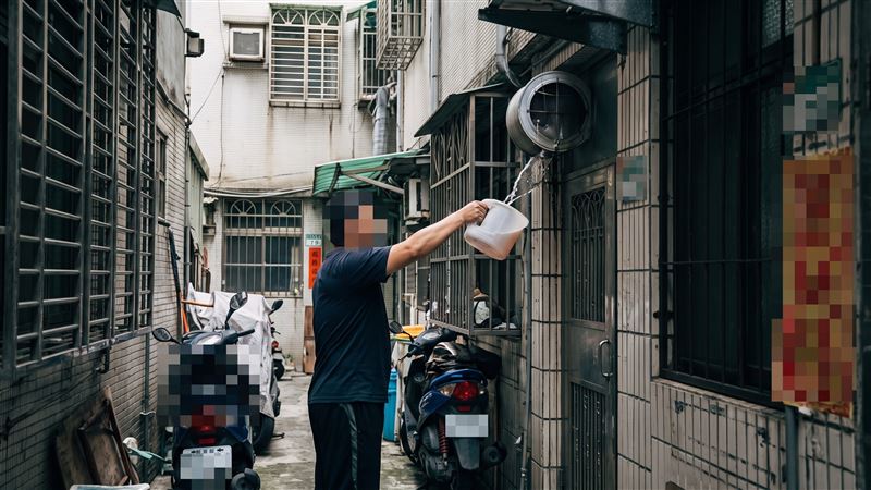 男子朝鄰居廚房排油煙機通風管處潑灑尿液等腥臭液體,導致排油煙機、灶臺及鍋碗瓢盆等物不堪使用;事後租客發現,報警採驗DNA循線逮人。(示意圖/AI製圖)