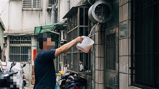廚房被潑尿？鍋碗瓢盆全遭殃…鄰居超崩潰