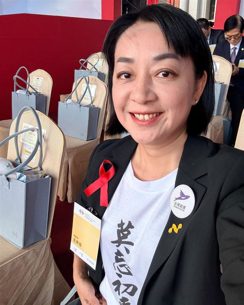 王婉諭在西裝外套裡穿了一件寫著「莫忘初衷」的T恤。(圖/翻攝自王婉諭臉書)