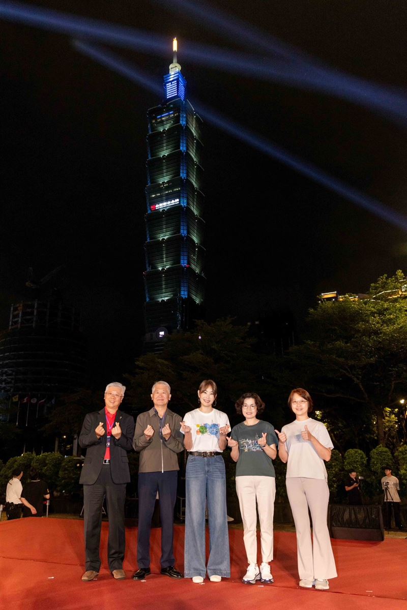 台新新光金控連續兩年獨家贊助台北101雙十國慶展演,結合無人機、煙火與雷射燈光特效點亮夜空,吉祥物Richart躍上高空獻上祝福,展現企業深耕在地與品牌行銷布局。(圖/台新新光金控提供)