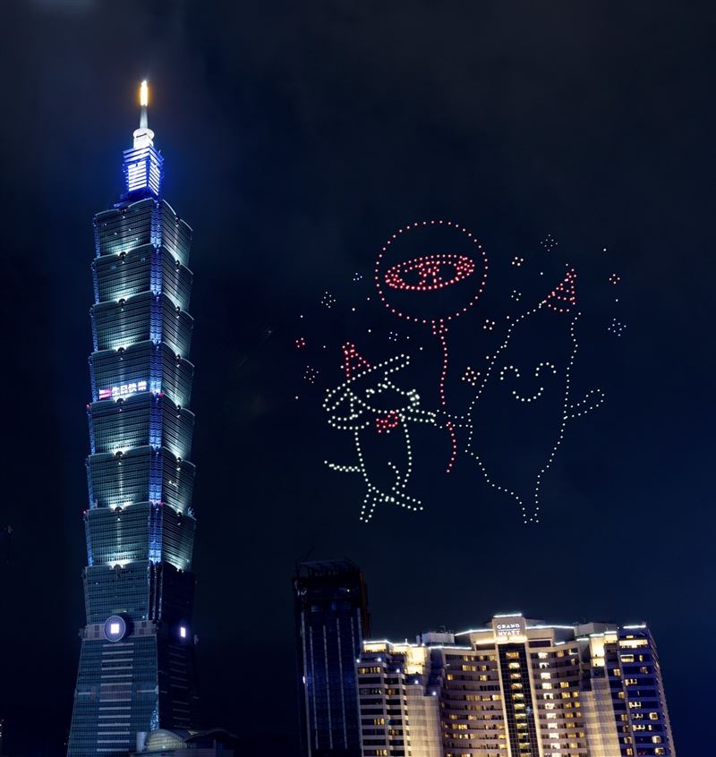台新新光金控連續兩年獨家贊助台北101雙十國慶展演,結合無人機、煙火與雷射燈光特效點亮夜空,吉祥物Richart躍上高空獻上祝福,展現企業深耕在地與品牌行銷布局。(圖/台新新光金控提供)