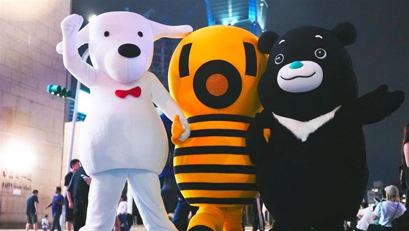台新新光贊助101國慶！吉祥物高空獻祝福