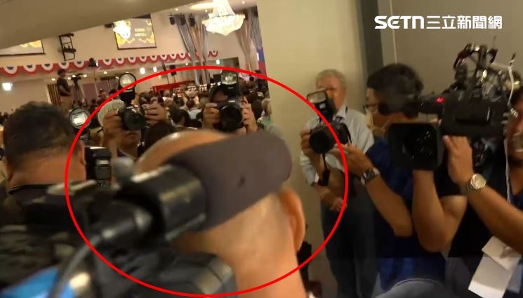 韓國瑜出席華僑節被敲到頭,被問「院長還好嗎?」韓笑答「你是不是民進黨派來的?」(圖/翻攝畫面)