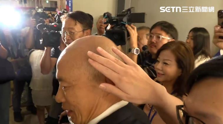 韓國瑜出席華僑節被敲到頭,被問「院長還好嗎?」韓笑答「你是不是民進黨派來的?」(圖/翻攝畫面)