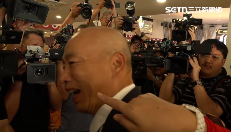 韓國瑜出席華僑節被敲到頭,被問「院長還好嗎?」韓笑答「你是不是民進黨派來的?」(圖/翻攝畫面)