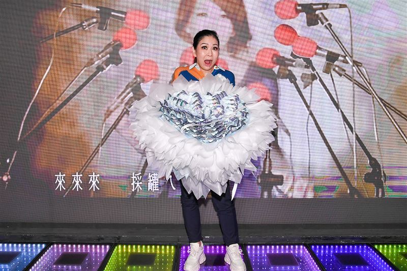 張秀卿演唱會慶功宴,老公送上10萬現金的花束。(圖/名人演藝事業提供)