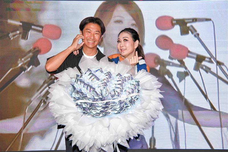 張秀卿演唱會慶功宴,老公送上10萬現金的花束。(圖/名人演藝事業提供)