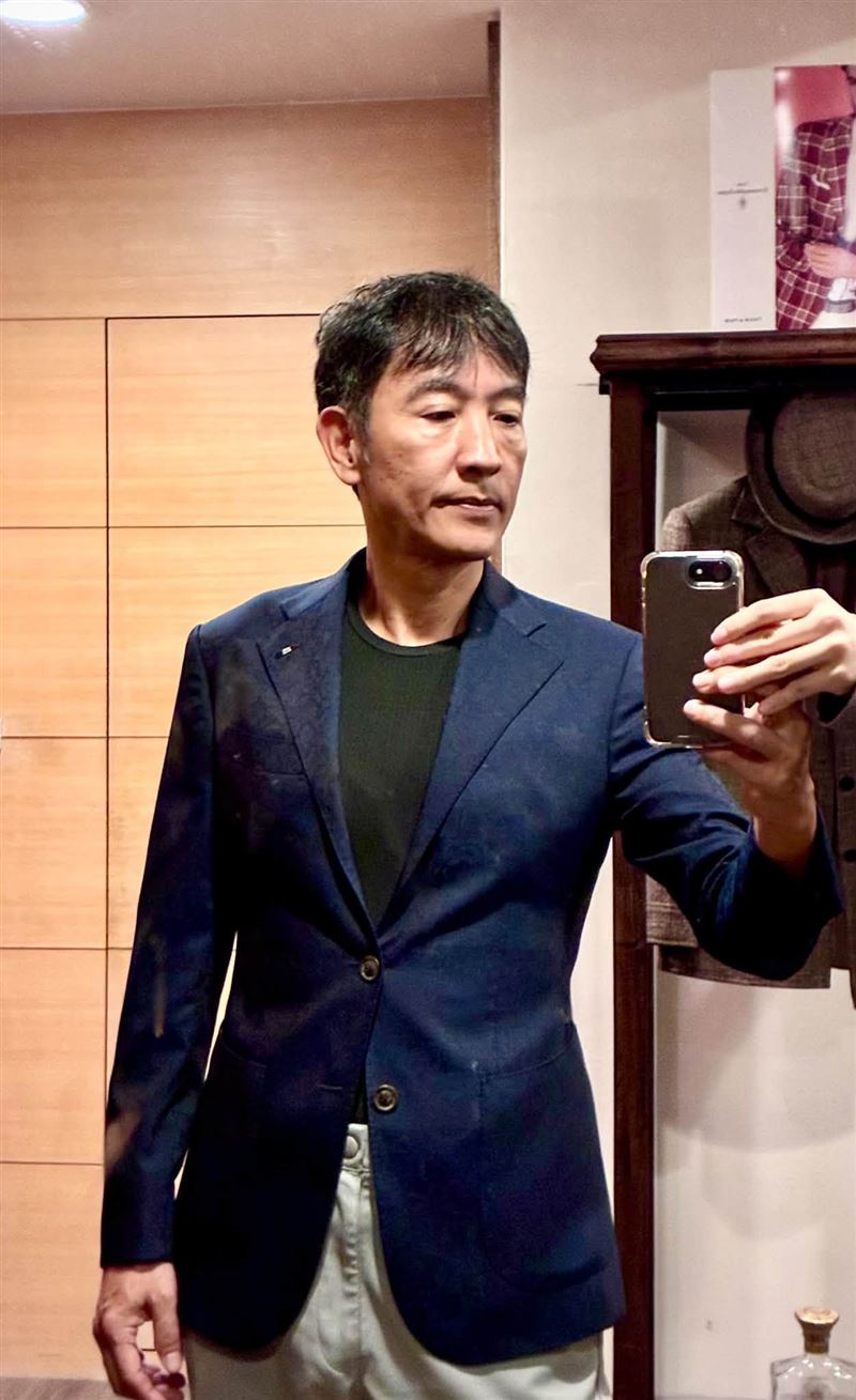 于冠華試穿人生第一套量身訂製的全新西裝,開心自拍。(圖/翻攝自于冠華臉書)