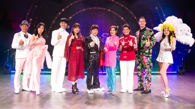 圖右起蔡亞露、賈斯汀、馬國弼、王彩樺、黃西田、秀蘭瑪雅、明亮、楊紫惠、陳陽明參加耐斯歌廳秀冬季首場精彩演出。(圖/劍湖山世界提供)