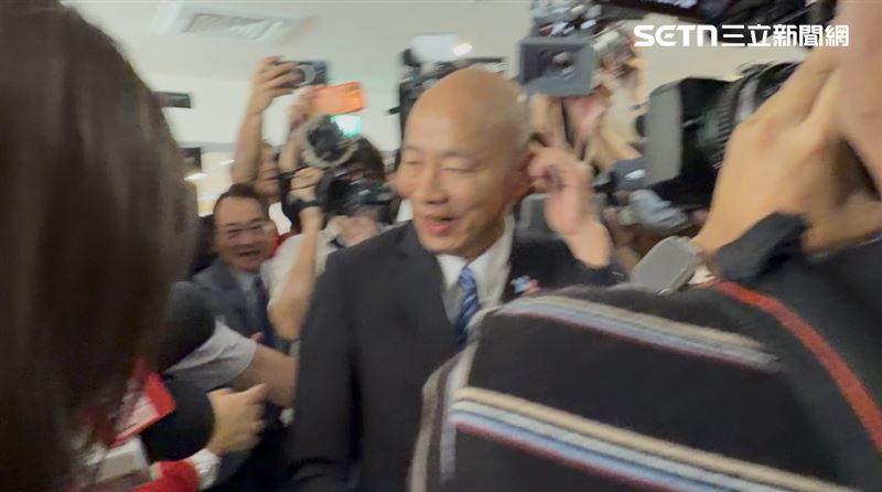 韓國瑜出席華僑節被敲到頭,被問「院長還好嗎?」韓笑答「你是不是民進黨派來的?」(圖/記者陳思妤攝影)