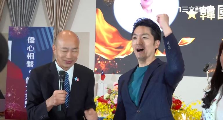 韓國瑜和蔣萬安同台幫忙助選,還說自己又被抹黑,過幾天額頭也會變黑(圖/翻攝畫面)