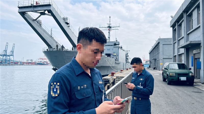 男子於海軍一五一艦隊「中和軍艦」服役期間,迷上線上博弈,欠下5萬元債務,債主致電到海軍艦隊指揮部監察官室反映,此案因此曝光。(示意圖/AI製圖)
