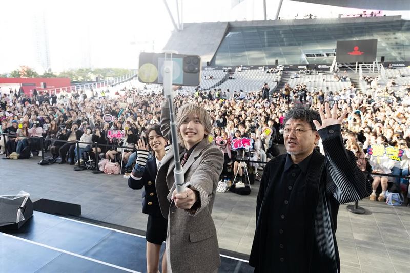 道枝駿佑還開心與導演以及女主角安齊星來,與現場4000名粉絲們自拍合影。(圖/翻攝自IG @uruwashi_movie)