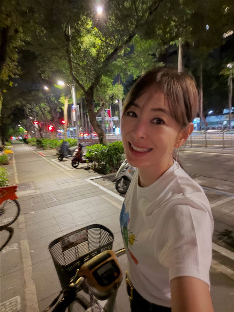 賈永婕提到煙火中火鍋的概念發想。(圖/翻攝自賈永婕臉書)