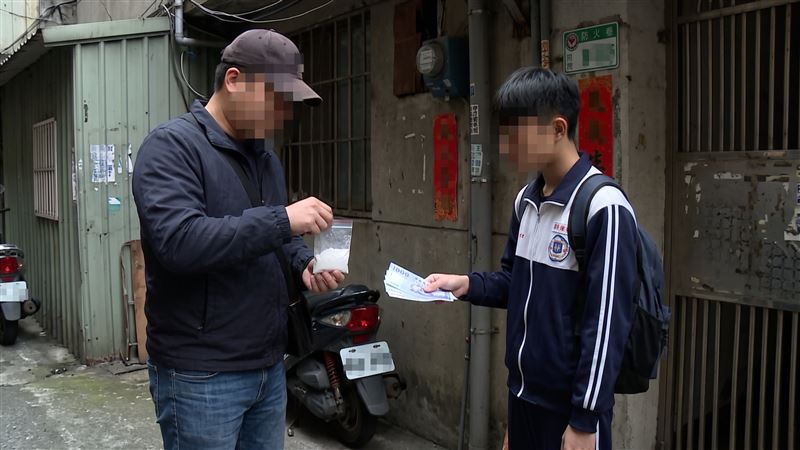 現役軍人服役期間,以每1公克1000元的價格,3度販售三級毒品愷他命給國中學弟。(示意圖/AI製圖)