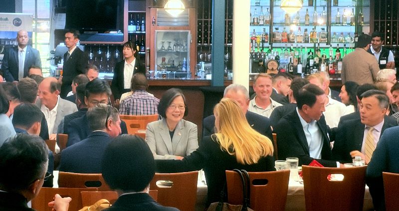 前總統蔡英文（中）訪美，在矽谷參與Stanford DEFCON晚宴，與美國國防科技人士交流。圖攝於115年10月7日。（圖／中央社）