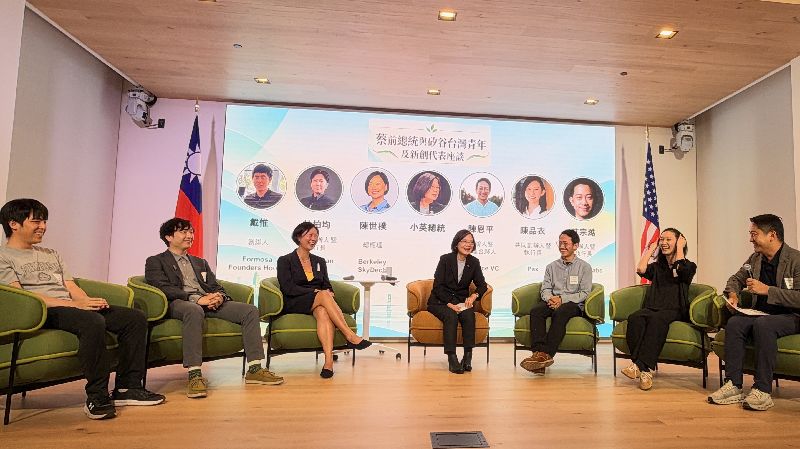 前總統蔡英文（左4）訪問舊金山灣區，鼓勵矽谷科技青年成為台灣繼續往前走的重要養分。圖攝於115年10月10日。（圖／中央社）