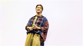 韓星來台大跳伍佰歌曲　挑戰爆紅閃身步