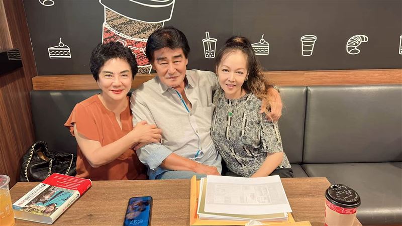 金馬影帝王冠雄近況曝！LA甜摟愛妻閃瞎網