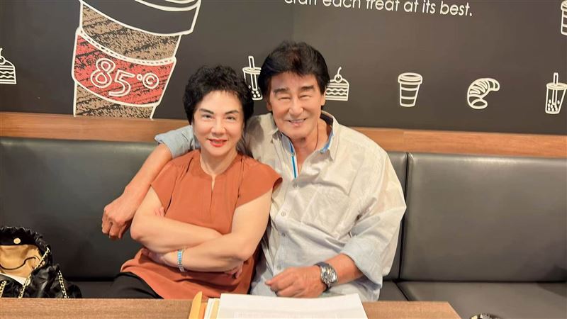 旅美執業律師邱彰在社群媒體分享,和金馬影帝王冠雄合照。(圖/翻攝自臉書)