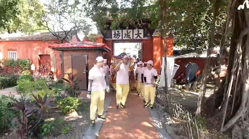苗栗山邊媽前往台南進行巡安贊境,因神轎進入孔廟園區引發爭議。(圖/翻攝自苗栗後龍山邊媽祖YT)