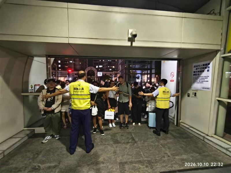 展演於晚間10時14分結束後,台北101/世貿站於晚間11時完成疏解,市政府站及國父紀念館站則於晚間11時10分陸續疏解人潮。(圖/北捷提供)