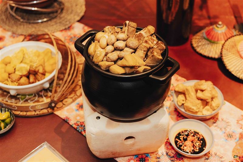 凱菲屋大馬經典必嚐「肉骨茶」,湯頭醇厚甘香。(圖/飯店旅宿業者提供)
