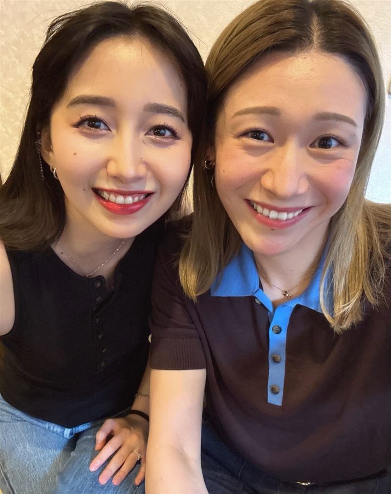 木村心美與日本女排選手石川真佑同遊江之島，被發現照片中疑似戒指戴左手無名指。（圖／翻攝自IG @cocomi_553_official）