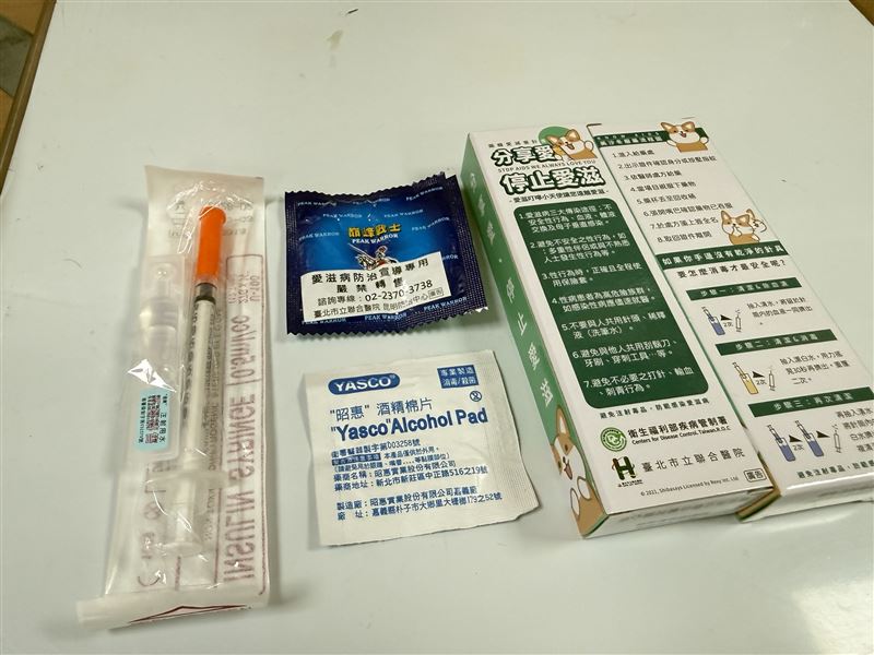 北市設有19台清潔針具自動服務機,降低共用針具及相關器具造成HIV、C型肝炎等血液傳染病的風險。(圖/北市衛生局提供)