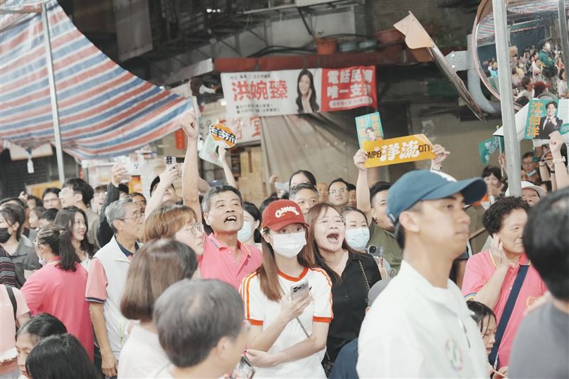 沈伯洋、蔣萬安昨(10)晚同場出席廣照宮活動,2人碰面時握手並短暫交談;雙方支持者不斷高喊口號,現場氣氛熱烈。(圖/翻攝自沈伯洋臉書)
