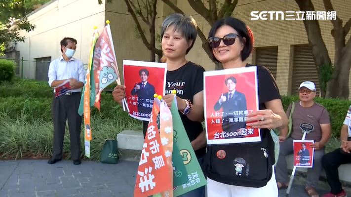 現場民眾拿著文宣支持沈伯洋。(圖/翻攝畫面)