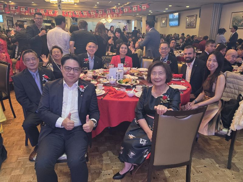 加拿大多位聯邦、省和市級議員出席雙十國慶晚宴,稱讚台灣民主韌性和經濟實力。晚宴一大亮點是駐溫哥華辦事處處長劉立欣(中穿紅衣者)以饒舌方式致詞,說唱出台灣的美好,贏得眾人大聲喝采