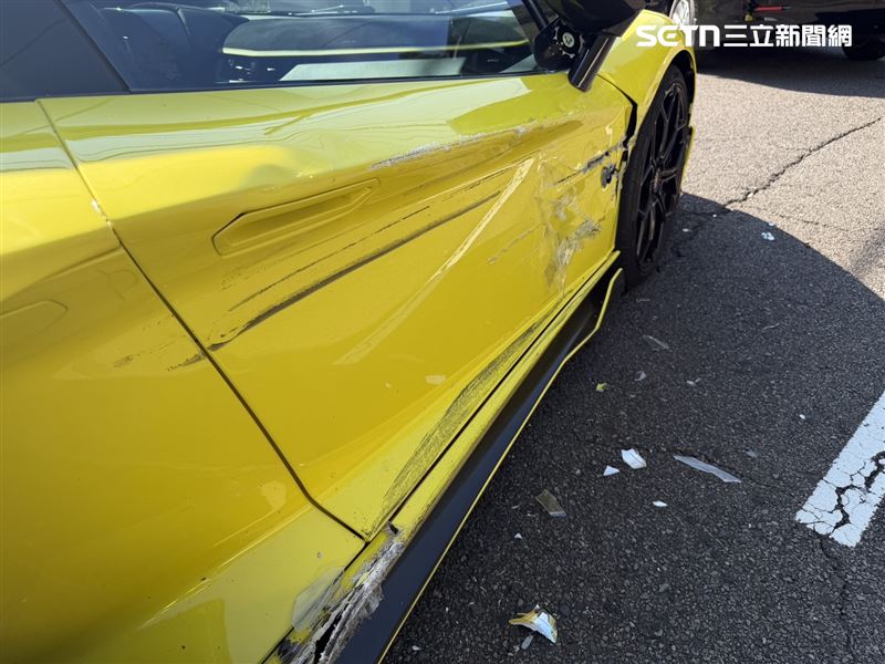 藍寶堅尼右側車身大面積受損,維修費用恐破百萬元。(圖/翻攝畫面)