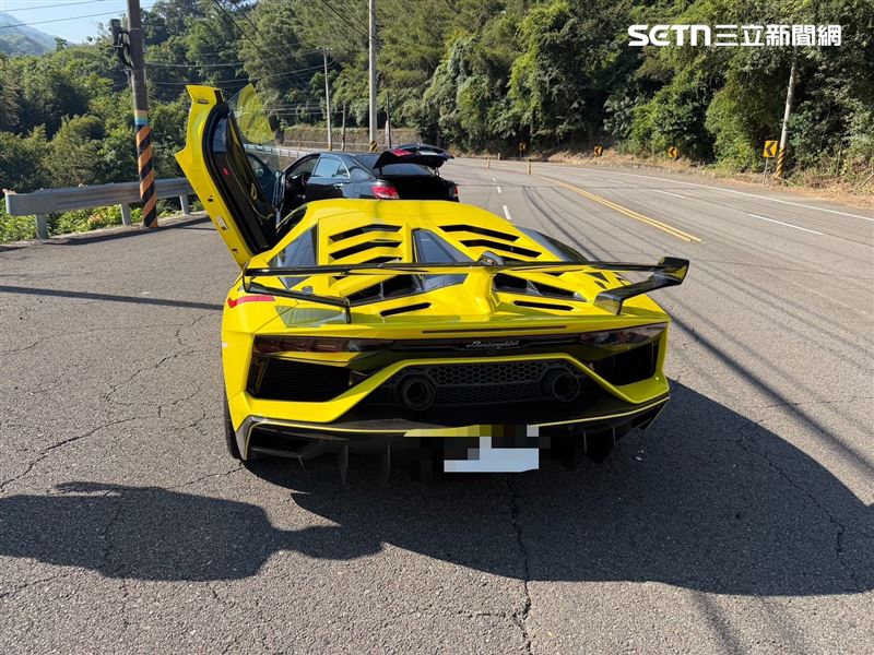 台3線苗栗獅潭段發生超跑車禍,79歲老翁開車鬼切撞上藍寶堅尼。(圖/翻攝畫面)