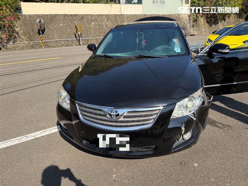 台3線苗栗獅潭段發生超跑車禍,79歲老翁開車鬼切撞上藍寶堅尼。(圖/翻攝畫面)