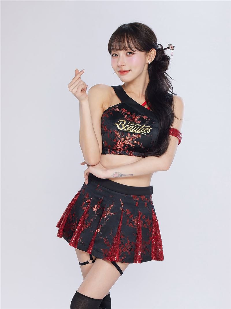 職棒味全小龍女啦啦隊女神林襄擁高人氣。(圖/翻攝自IG@95_mizuki)